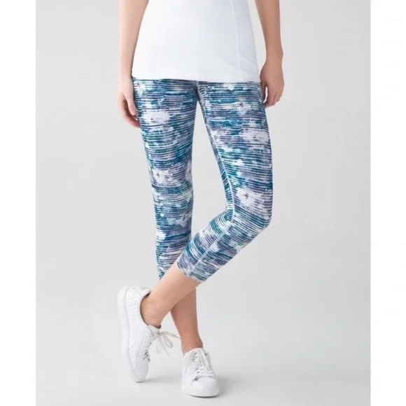 Lululemon True Self Crop II Yoga Activewear Leggings in Blurry Belle Multi - Picture 2 of 12